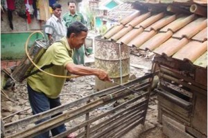 Petugas dari Dinas Pertanian dan Peternakan Kuningan saat menyemprot kandang ayam agar flue burung tidak menyebar.